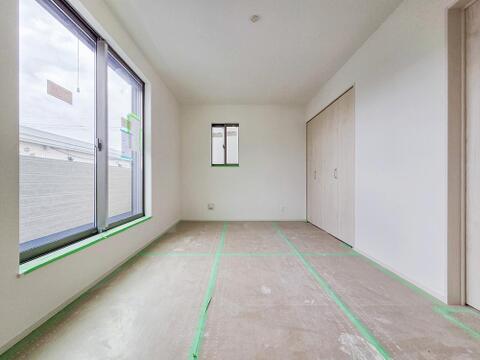 窓から差し込む柔らかな光が心地よい居室は、広さがあり、のびのびとした気分で過ごせます。趣味やリラックスの時間を楽しめる多用途な空間で、心安らぐ毎日が広がります。