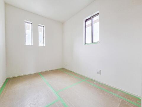 広々な子供部屋は、のびのびと過ごせる空間が魅力です。明るい日差しが差し込み、遊びや勉強に集中できる居心地の良い環境となります。お子さまの成長に合わせたレイアウト変更もしやすく、収納も充実しています。