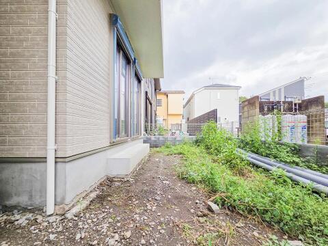 ゆったりとしたお庭は、植物を育てたり、リラックスした時間を楽しむのにぴったりの空間です。外でのひとときが心地よく、穏やかな時間が流れる場所が広がっています。家族みんながリラックスできるお庭です。