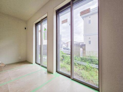 明るい光がたっぷり降り注ぐリビングは、くつろぎの時間を過ごすのにぴったりの空間です。ゆったりとした広さと落ち着きがあり、自然と笑顔が生まれるひとときを楽しむことができます。