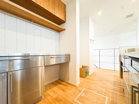 広々とした作業スペースが特徴のシステムキッチン。お子様や旦那様もが思わずお手伝いしたくなるキッチンです。
