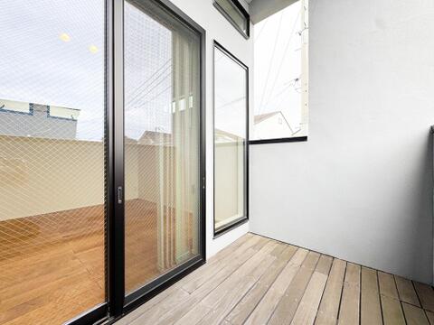 陽当りの良いバルコニーは太陽の光が降り注いで洗濯物もよく乾きますね。