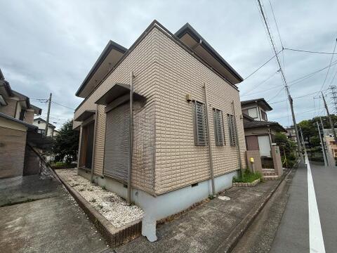 年月を重ねた深みのある外観の中古戸建て。周囲の住宅街に馴染む落ち着いた風格が、長く住み継ぐ暮らしを予感させます。
