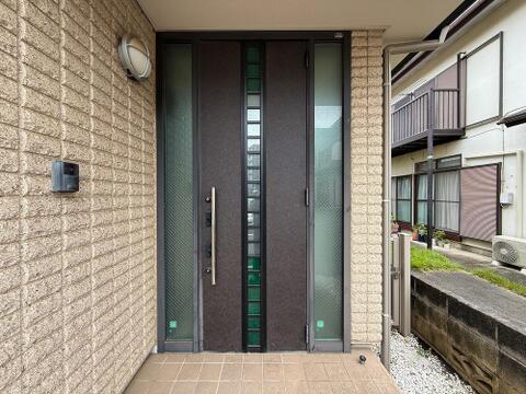 広々とした玄関スペースは、家族や来客を温かく迎え入れる心地よい空間です。ゆとりあるスペースがあるため、荷物の置き場にも困らず、快適な住まいの入り口としての機能が充実しています。