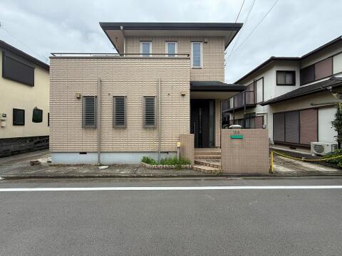 重厚感のある住まいの外観は、住む人に安心感をもたらします。シックな色合いが特徴で、落ち着いた雰囲気の中に温かみを感じるデザイン。長く愛着が持てる外観が魅力の住まいです。