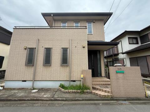重厚感のある佇まいが、住まいの安定感を静かに伝えます。シックな色合いが年を重ねても色あせず、長く付き合える愛着のある外観です。