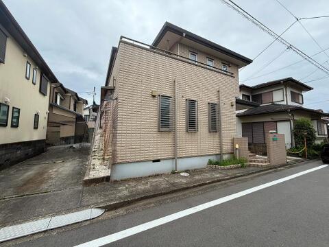 丁寧に手入れされた清潔感ある中古戸建ての外観。使われてきた年月を感じさせる落ち着いた佇まいが、長く住み続けられてきた住まいならではの安心感を伝えます。