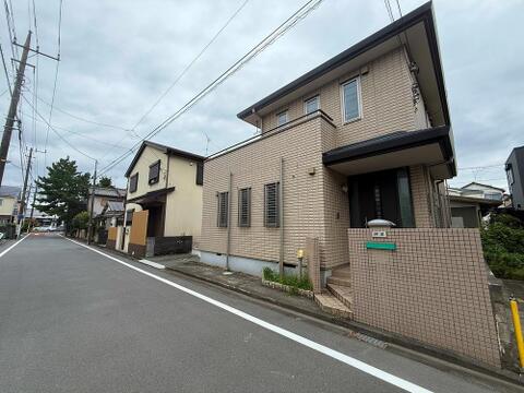 落ち着いた閑静な住宅街に位置する住まいです。静かで穏やかな環境が、毎日の生活に安らぎと快適さをもたらします。