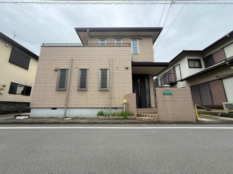 落ち着きのある住宅街に立地し、日常の生活が静かに流れる環境が魅力です。周辺には緑も多く、散歩やジョギングにも最適。心身ともにリラックスできる住環境が整っています。