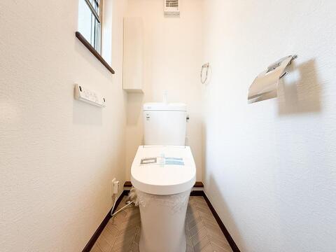 各フロアにトイレを設置した間取りは、家族が多い朝の時間も動線が分散できる使い勝手の良い設計です。毎日の暮らしをいつでも快適かつスムーズにサポートします。