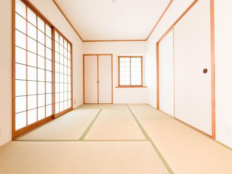 趣ある和室は、畳の香りとやわらかな空気が心を落ち着かせてくれる空間です。来客時のゲストルームとしても、家族のくつろぎの場としても活用できます。