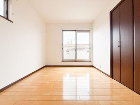 ゆとりある広さの居室は、家具の配置がしやすく使い勝手の良い空間です。採光も良好で、生活スタイルに合わせて自由にレイアウトできます。