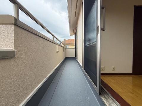 洗濯物がよく乾く明るいバルコニーは、風通しも良く、家事の効率が高まる環境です。広さがあるため、お洗濯物をたっぷり干せるのが嬉しいポイントで、日々の生活にゆとりが生まれます。