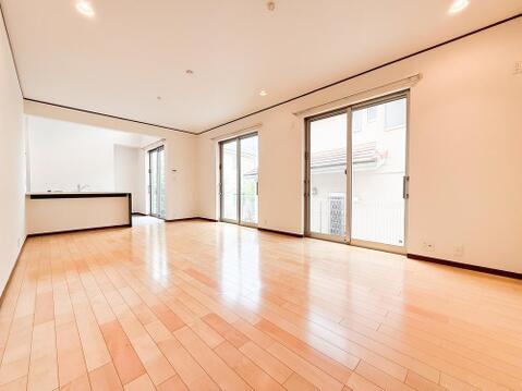 南面に大開口を設け、一日を通して自然光が豊かに差し込むリビング。明るく清々しい空間は家族の笑顔があふれるだんらんの場として、豊かな毎日の暮らしを彩ります。