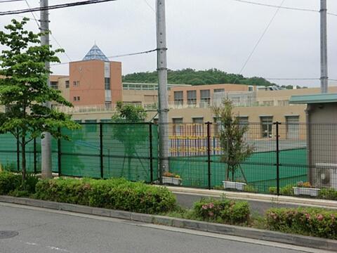 町田市立小山ヶ丘小学校まで約704m