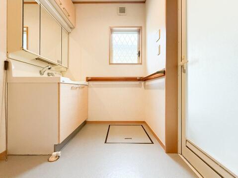 脱衣所の収納が充実した設計は、タオルや衣類をすっきり整頓できます。洗面台まわりをいつでも清潔に保ちやすく、毎日の使い勝手が大幅に向上する快適な設計です。