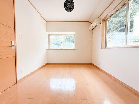 ゆとりある広さの居室は、家具の配置がしやすく使い勝手の良い空間です。採光も良好で、生活スタイルに合わせて自由にレイアウトできます。