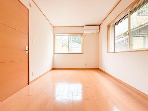 広さと収納力を兼ね備えた使いやすい洋室。家具の配置の自由度が高く、子供部屋や書斎としても活用しやすい汎用性の高い空間が魅力です。