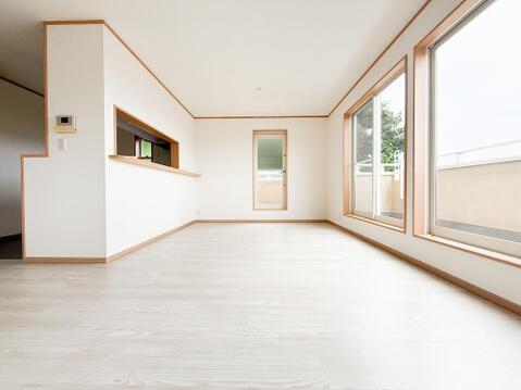 大きな窓を設けた採光重視のリビング。陽光が降り注ぐ明るい空間は、家族が一日中快適に過ごせる居心地の良い場所です。光に満ちた豊かな暮らしをお届けします。