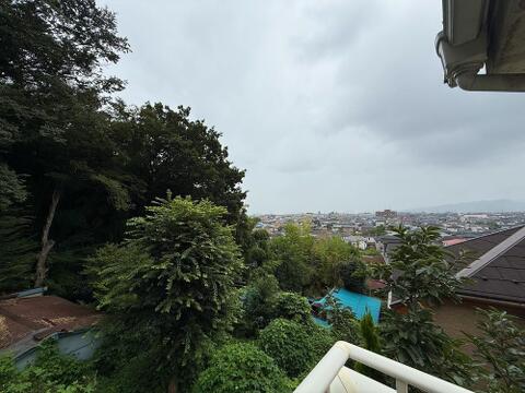眺望の良いバルコニーは、開放感ある屋外スペースとして日常に彩りを添えます。採光も良好で洗濯物が乾きやすく、快適な住まいをサポートします。