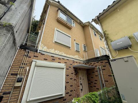 年月を重ねた趣ある佇まいの中古戸建て。落ち着いた外観が周囲の街並みにしっかりと馴染み、長く愛されてきた住まいならではの深みのある風格と安心感があります。