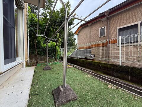広々とした庭スペースは、お子様が遊ぶ場所や家庭菜園など多目的に活用できます。屋外での時間が豊かになる、戸建てならではの魅力的なスペースです。