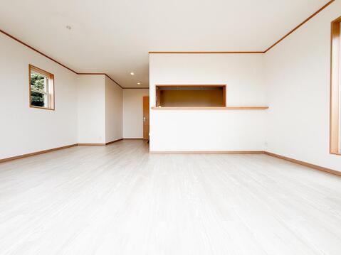 会話を楽しみながら調理できる対面式キッチン。リビングを見渡せる開放的な設計と広い調理スペース・豊富な収納が、毎日の家事を楽しいひとときに変えてくれます。