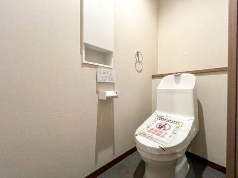 「窓付き衛生的なトイレ」 手洗い付きのウォシュレットトイレ。トイレットペーパー等をしまえる棚も完備。