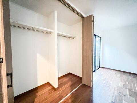 「大型壁面クローゼット」 壁一面のワイド収納。ハンガーパイプと棚付きで衣類をたっぷり整理できます。