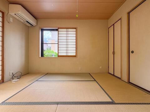 畳の香りが心地よい和室は、お子様の遊び場や家族のくつろぎ空間に最適です。豊富な収納で、すっきりとした暮らしが叶います。