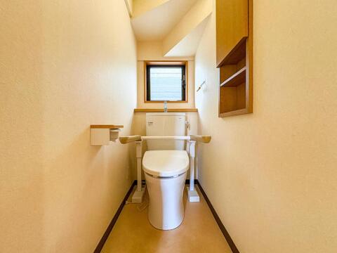 ご家族みんなが安心して使える手すり付きのトイレです。窓から光が差し込み、明るく清潔感あふれる空間で、快適な毎日をサポートします。