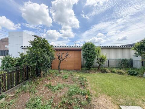 広々とした庭は、お子様が元気に駆け回る遊び場に最適です。家族で家庭菜園を楽しんだり、バーベキューをしたりと、豊かな緑の中で心安らぐひとときを。