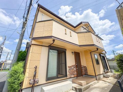 洗練されたデザインと温かみのある色合いが魅力の住まい。家族の絆を育む、明るく開放的な暮らしを叶えます。
