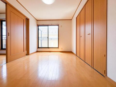 明るい陽光が差し込む広々とした洋室は、お子様の成長に合わせて活用できるプライベート空間。豊富な収納で、家族の荷物もすっきり片付きます。
