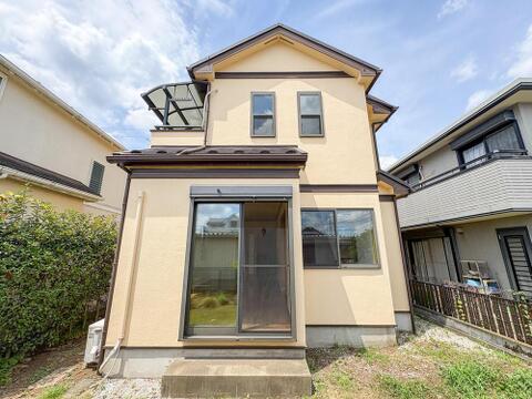 青空に映える明るい外観が魅力の戸建て住宅です。日当たりの良い庭で、お子様と家族団らんの時間を過ごすのはいかがでしょうか。