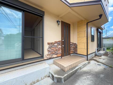 異素材の組み合わせが魅力的な玄関アプローチ。明るい日差しが家族の帰りを優しく迎え、毎日を心地よく彩ります。