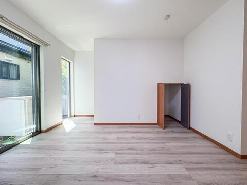 陽光あふれる広々としたリビングは、家族の笑顔が自然と集まる場所。お子様の成長を見守りながら、かけがえのない毎日を育む空間です。