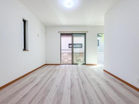 明るい陽光が差し込む広々としたリビングは、家族の笑顔と会話が自然と生まれる空間。心地よいフローリングで、お子様も安心して遊べます。