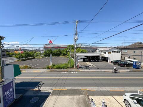 窓から広がる青空と街並み。開放的な眺望は、お子様の成長と共に移り変わる景色を家族みんなで楽しめます。