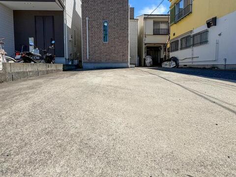 広々とした駐車スペースは、お車の出し入れもスムーズで、家族の送迎や荷物の積み下ろしも快適です。