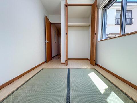 陽光が降り注ぐ明るい和室は、お子様の遊び場や家族のくつろぎ空間に最適です。豊富な収納で、お部屋をすっきりと保てます。