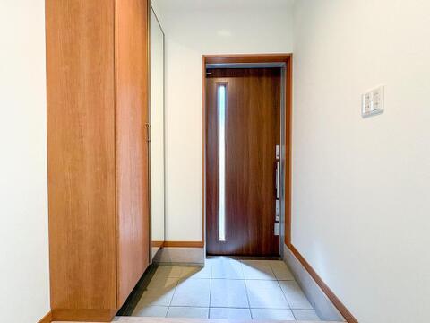 木の温もりと機能性を兼ね備えた玄関は、家族を優しく迎え入れます。大容量の収納で、いつもすっきり片付き、お出かけ前の準備もスムーズに。