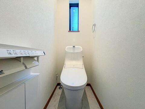 機能的な温水洗浄便座を完備した、清潔感あふれるトイレです。窓から光が差し込み、明るく快適な空間で、家族みんなが気持ちよく利用できます。