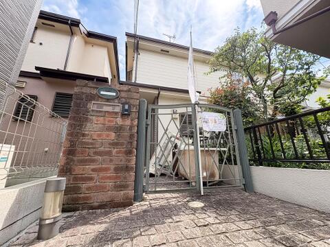 レンガ調の門柱が印象的なアプローチ。趣ある佇まいが住まいの表情を格調高く演出します。