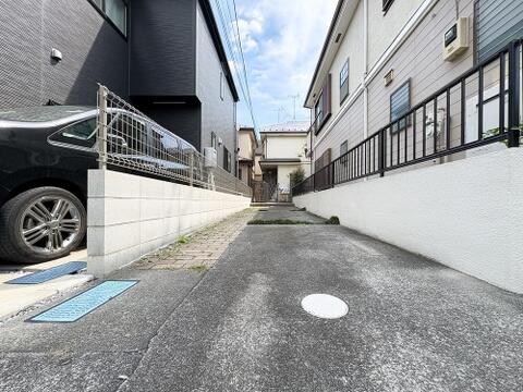 ゆとりのカースペースを確保。車の出し入れもスムーズで、日々の送迎や買い物も快適です。