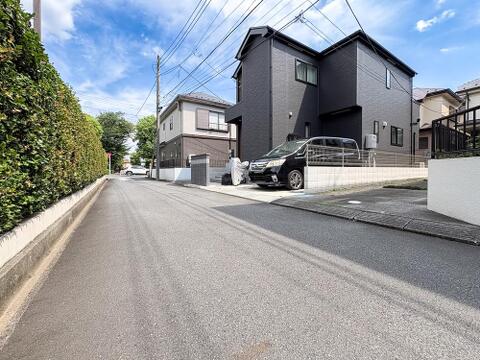 落ち着いた住宅街に佇む。周囲の緑とも調和し、心地よい暮らしを叶えます。