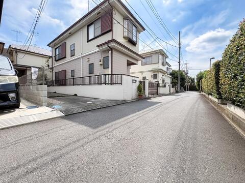 前面道路は交通量が少なく、小さなお子様がいるご家庭も安心。静かで穏やかな住環境です。