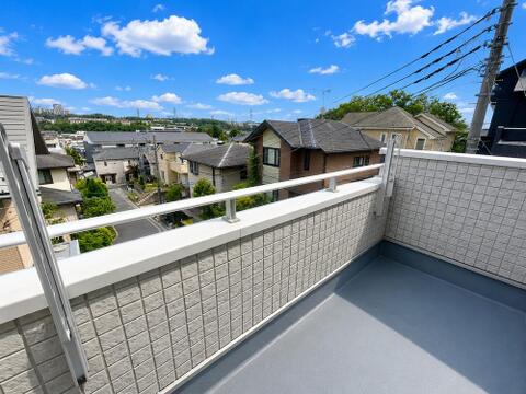 広がる景色が楽しめる眺望が魅力の住まいです。四季折々の風景が日々の生活に彩りをもたらします。※本写真は室内の家具等をCGで消去した加工画像です。現況とは異なります