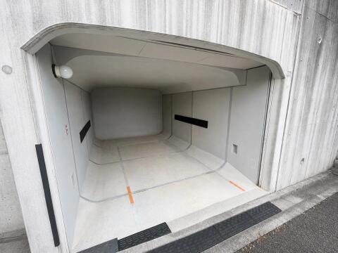 広さがしっかりと確保されたカースペースは、車を持つご家庭にとって嬉しいポイント。荷物の積み下ろしがスムーズに行えます。※本写真は室内の家具等をCGで消去した加工画像です。現況とは異なります