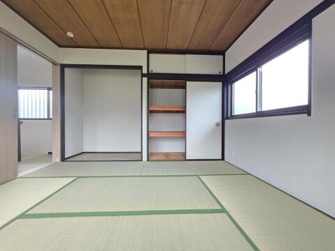 2階約8帖の和室は、畳の落ち着いた雰囲気とゆとりある広さが魅力です。押入れと天袋を備え、布団や季節物などをすっきり収納できます。窓から自然光も取り込め、客間や寝室など多用途に活用できる一室です。